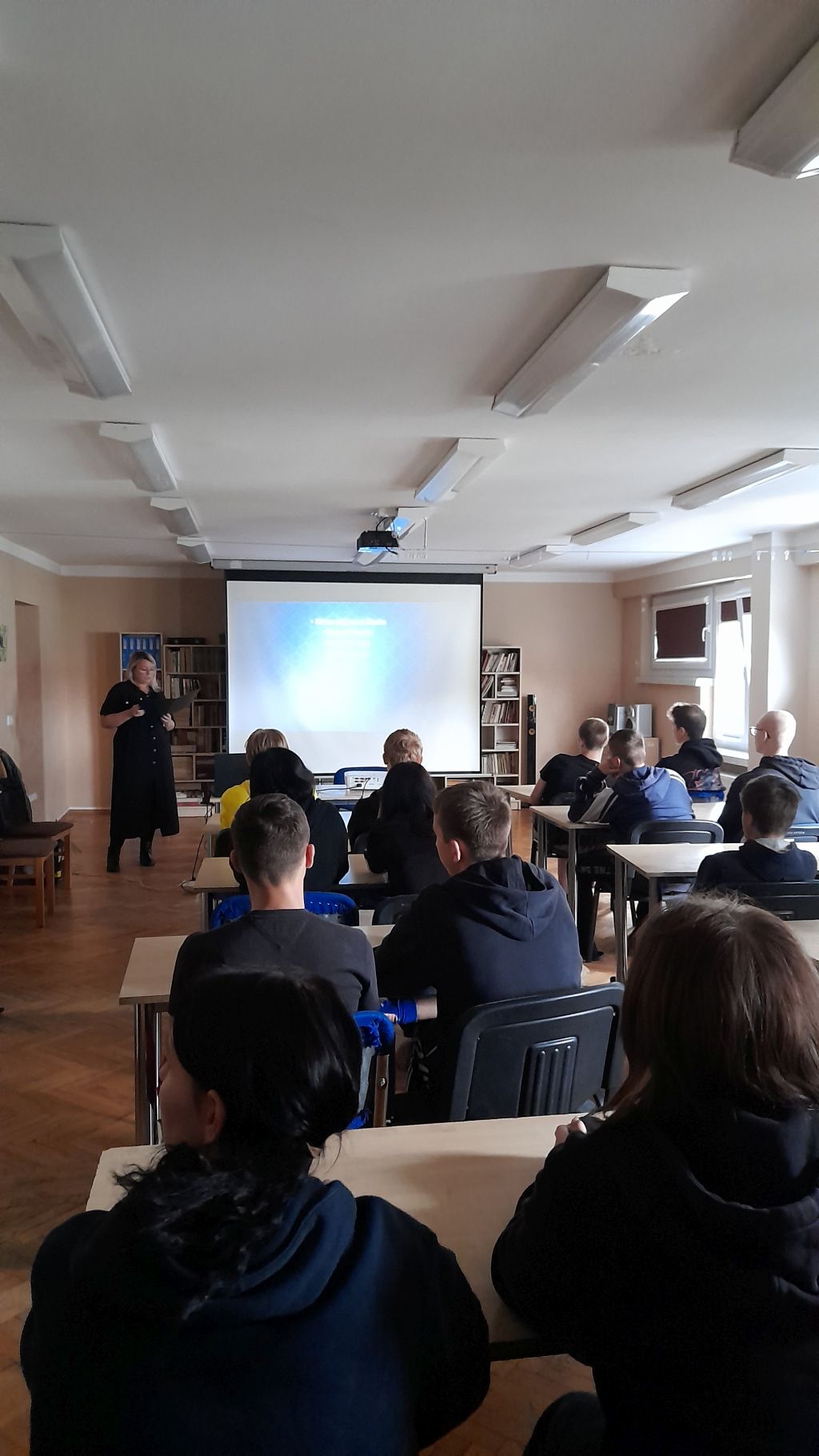 Prezentacja „Górny Śląsk – Mój Dom” w Młodzieżowym Ośrodku Socjoterapii im. Janusza Korczaka w Zgorzelcu. Na fotografii bibliotekarka oraz wychowankowie ośrodka.