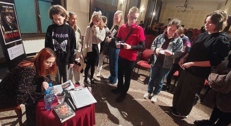 Autorka podpisuje książki w Miejskim Domu Kultury