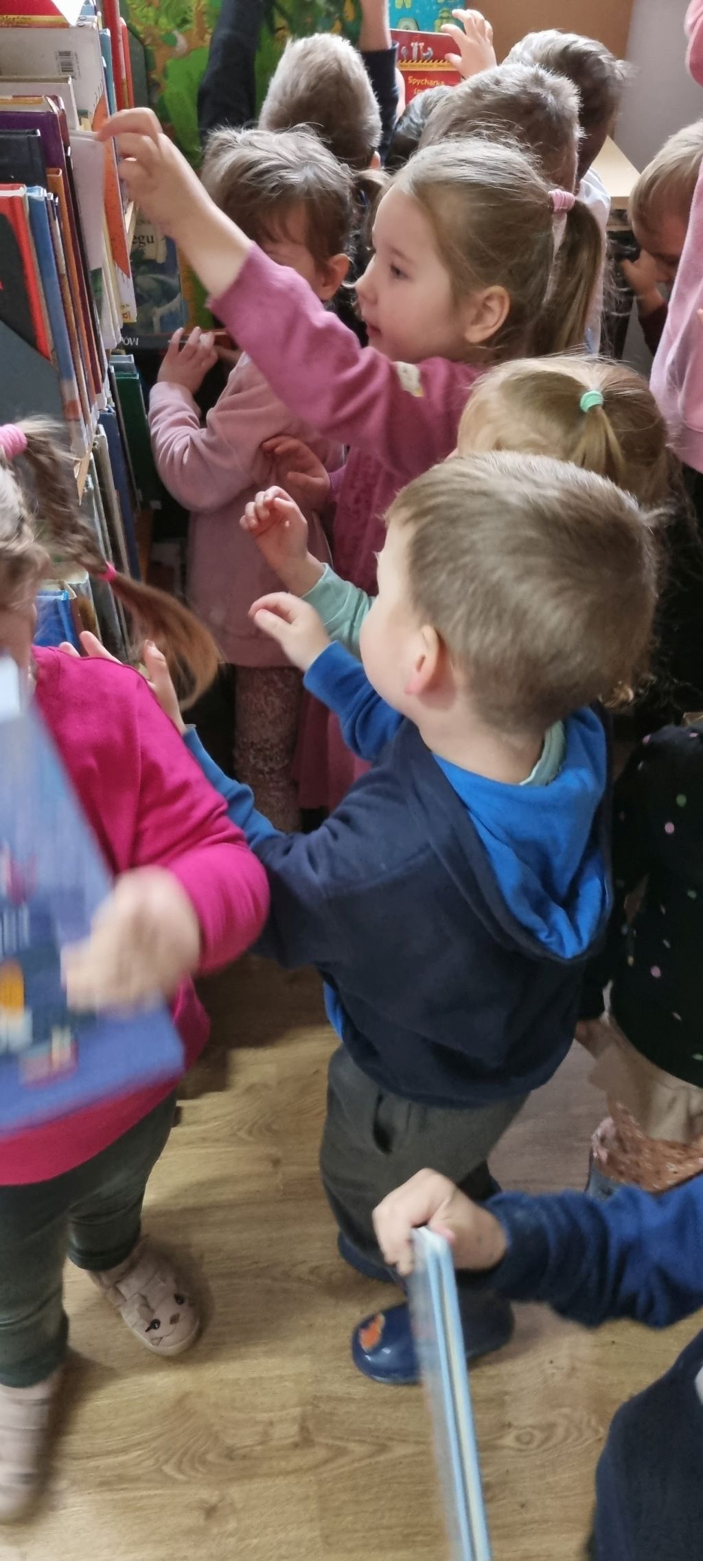 Czterolatki zwiedzają kącik dla dzieci. Zdjęcie jest odnośnikiem do wpisu "Bajka o kolorach jesieni".
