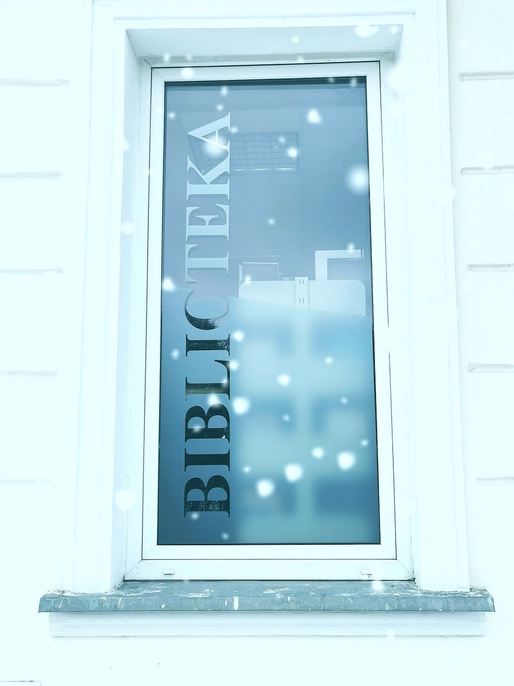 Okno z napisem BIBLIOTEKA. Zdjęcie jest odnośnikiem do wpisu 