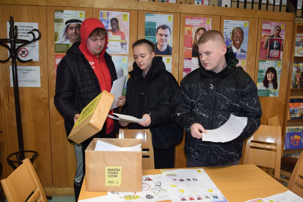 Młodzież wrzuca do skrzynki listy napisane w ramach akcji Maraton Pisania Listów. Zdjęcie jest odnośnikiem do wpisu "Młodzież włączyła się do akcji Maraton Pisania Listów".