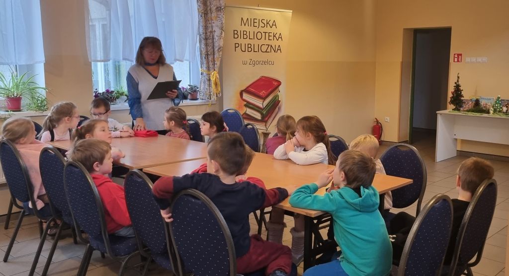 Bibliotekarka czyta opowiadanie pt. "W sam raz na Boże Narodzenie". Zdjęcie jest odnośnikiem do wpisu "W sam raz na Boże Narodzenie".