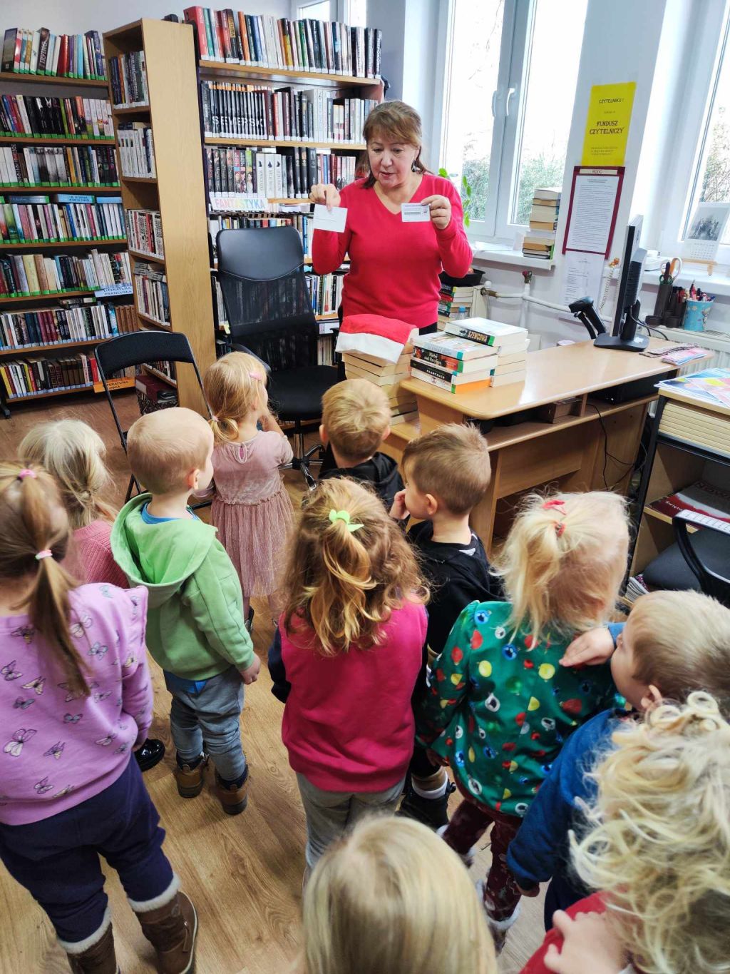 Przedszkolaki zwiedzają bibliotekę.