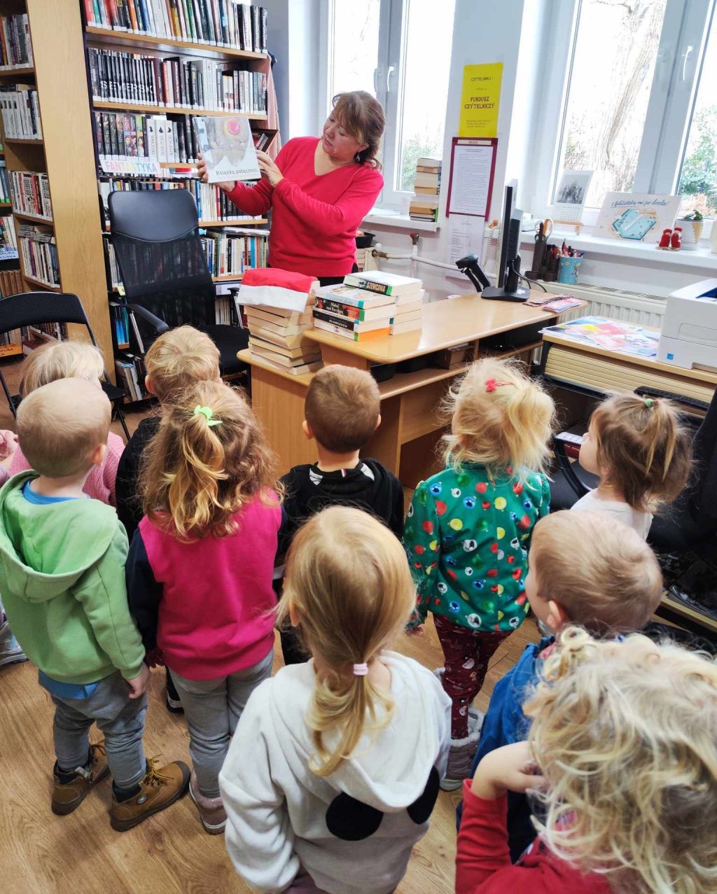 Przedszkolaki zwiedzają bibliotekę.