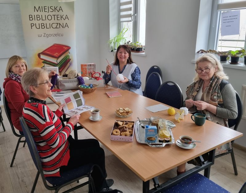 Uczestniczki warsztatów szydełkowych w czasie zajęć. Zdjęcie jest odnośnikiem do wpisu "Biblioteka Aktywnego Seniora".