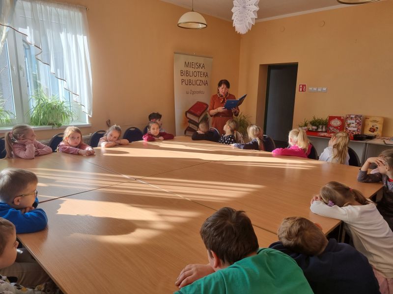 Bibliotekarka czyta przedszkolakom opowiadanie. Zdjęcie jest odnośnikiem do wpisu 