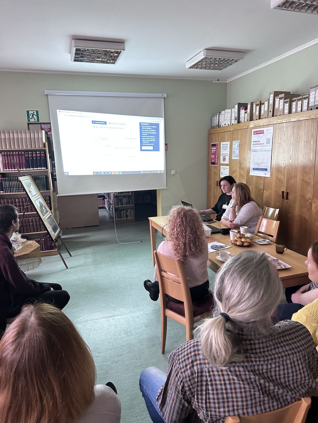 Szkolenie dla bibliotekarzy przeprowadzone przez pracowników Urzędu Skarbowego w Zgorzelcu. Zdjęcie jest odnośnikiem do wpisu 