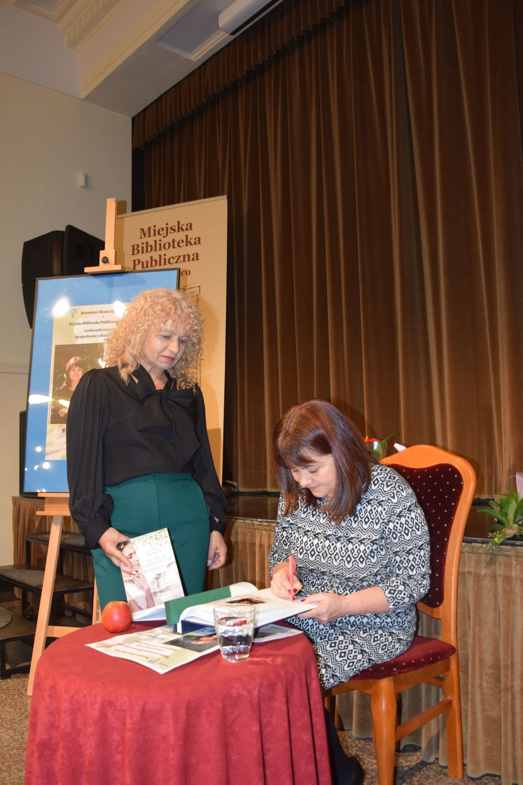 Dyrektor MBP Krystyna Radzięta i Katarzyna Janus.