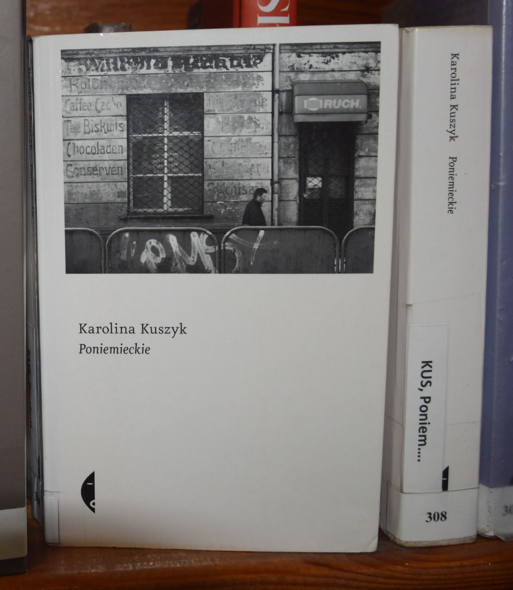 Okładka książki: Karolina Kuszyk, "Poniemieckie", Wydawnictwo Czarne, Wołowiec 2019.