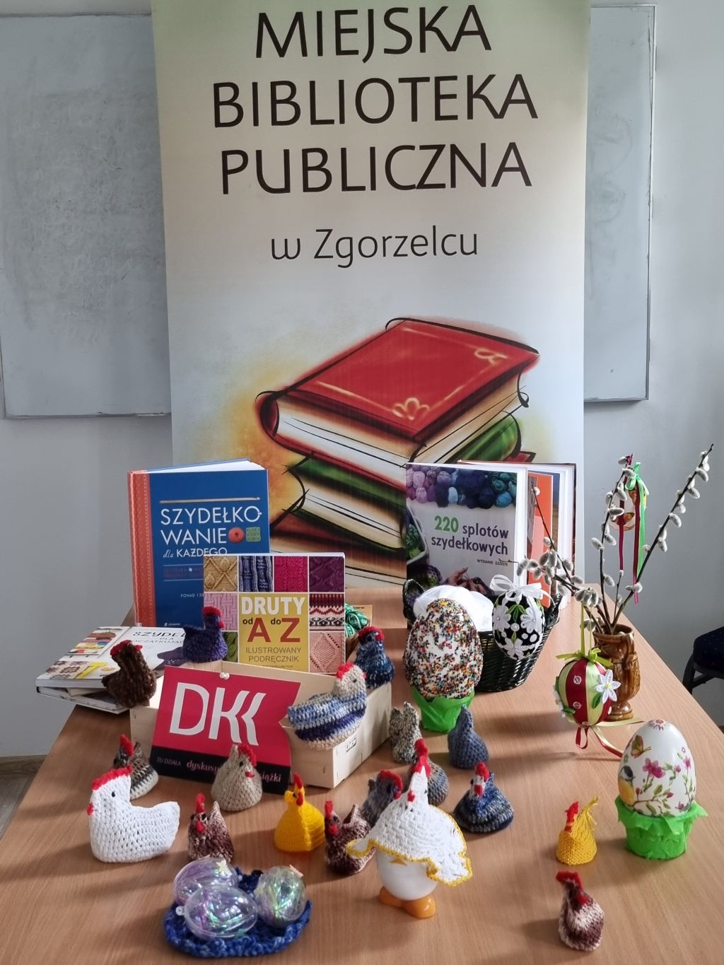 Wystawa książek i dekoracji wielkanocnych.