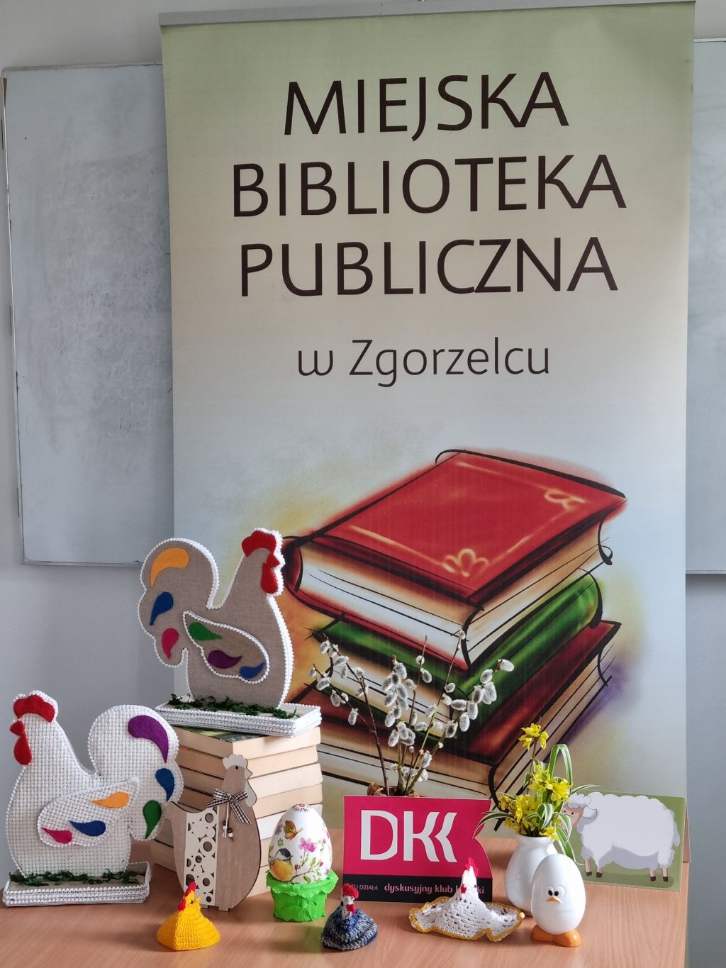 Wystawa książek i dekoracji wielkanocnych. Zdjęcie jest odnośnikiem do wpisu: 