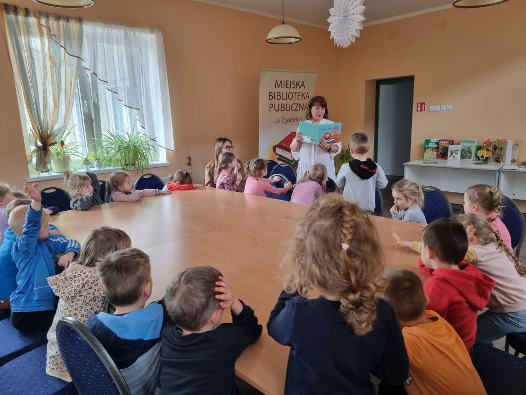 Bibliotekarka czyta opowiadanie dla czterolatków pt. "Wyobraź sobie". Zdjęcie jest odnośnikiem do wpisu "Wyobraź sobie!".