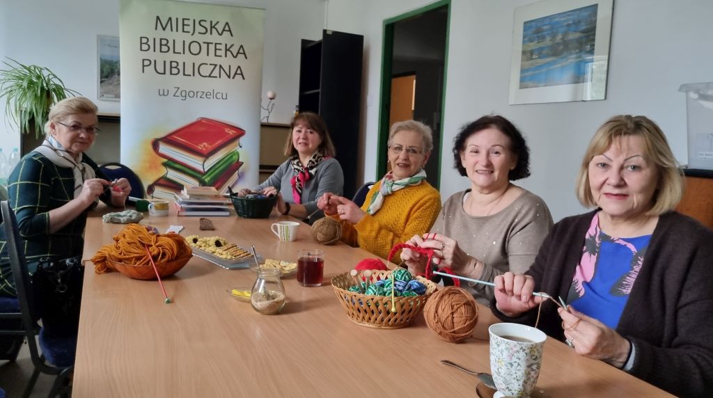 Spotkanie miłośniczek klubu "Szydełkowania" Aktywny Senior. Zdjęcie jest odnośnikiem do wpisu "Biblioteka Aktywnego Seniora".