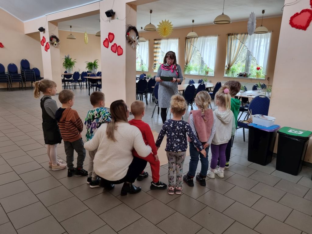 Spotkanie z dziećmi z Przedszkola Wyspa Skarbów, bibliotekarka czyta opowiadanie.