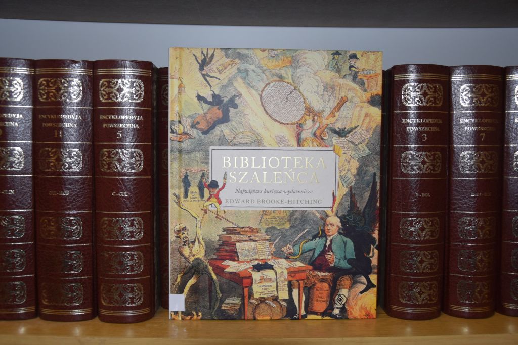Okładka książki "Biblioteka szaleńca". Zdjęcie jest odnośnikiem do wpisu "Światowy Dzień Książki i Praw Autorskich".