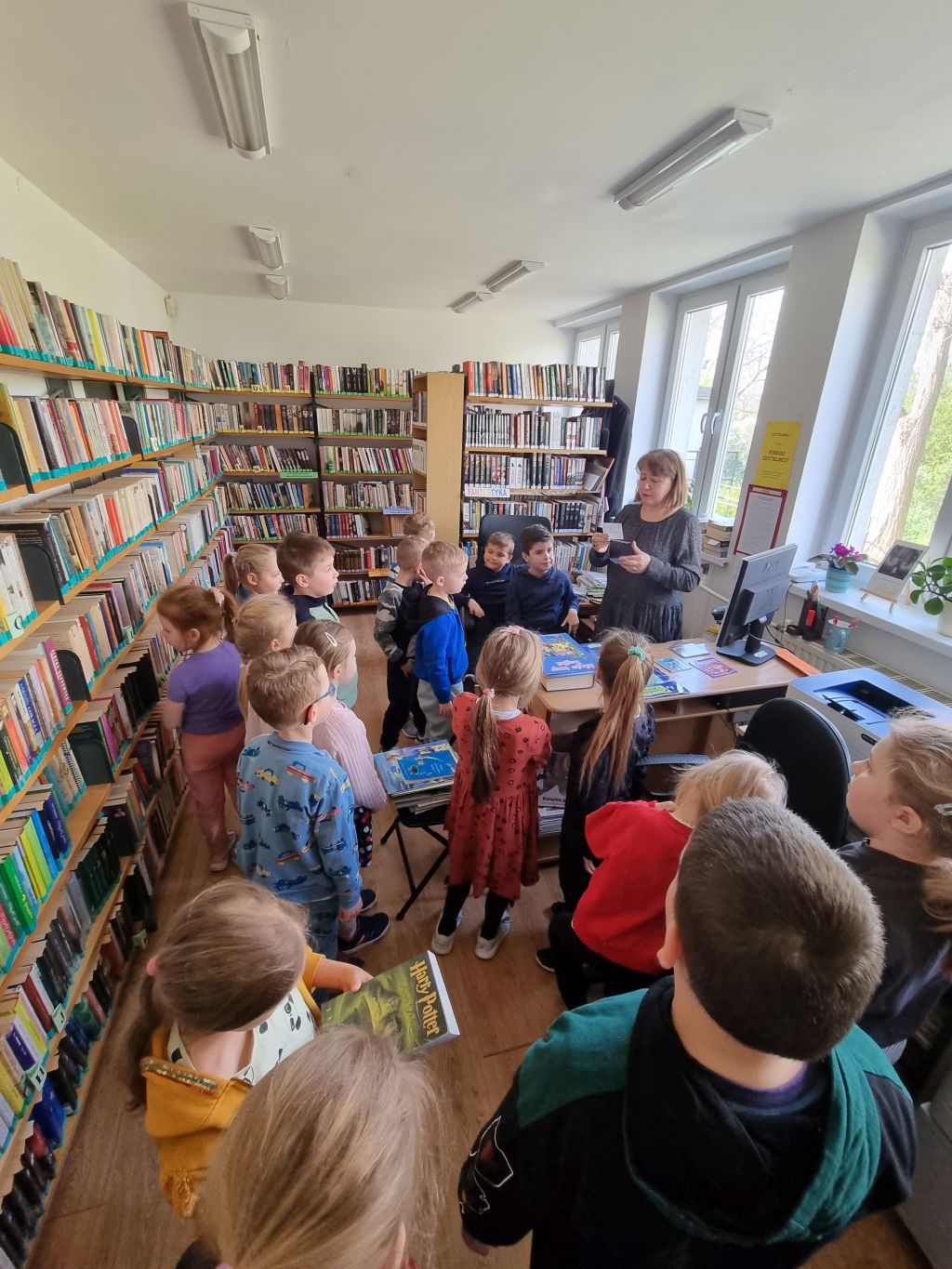 Lekcja biblioteczna dla sześciolatków. Zdjęcie jest odnośnikiem do wpisu "Spotkanie z przedszkolakami w Filii nr 4 z okazji Światowego Dnia Książki i Praw Autorskich".