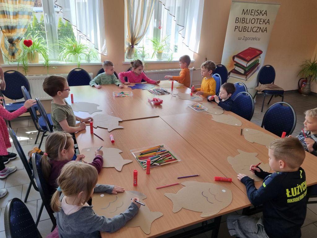 Przedszkolaki podczas zajęć plastycznych w bibliotece.