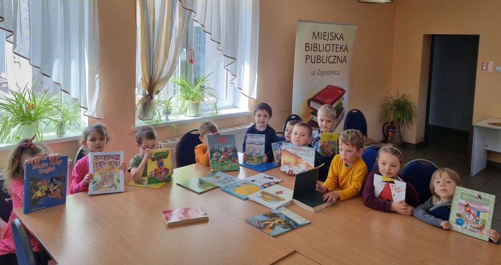 Dzieci przeglądają książki w bibliotece.