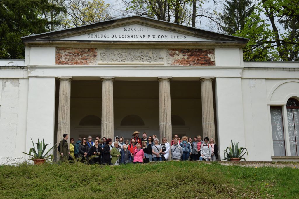 Przed Herbaciarnią w Bukowcu. Zdjęcie grupowe.