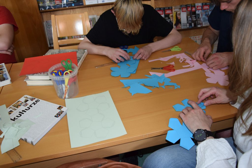 Lekcja biblioteczna "Matematyka w sztuce". Wykonywanie wielościanów z papierowych szablonów.