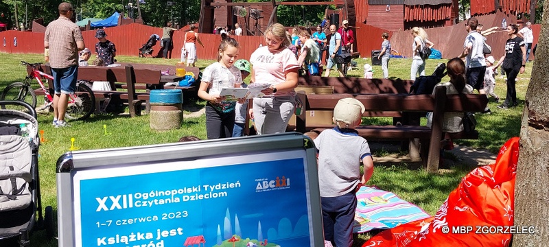 Na terenie otaczającym Fort Bolka i Lolka jest kilka osób. Jedna z dziewcząt czyta książkę.