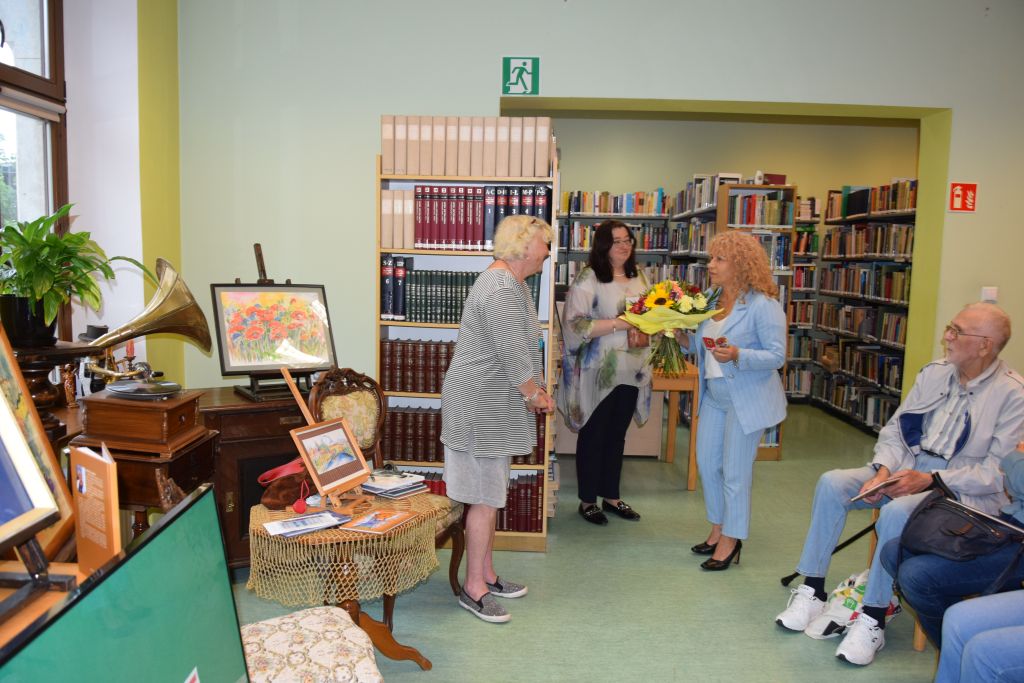 Spotkanie Dyskusyjnego Klubu Książki "Literiada" wokół książki Krystyny Adler "Słowa i obrazy" t. 4. Zdjęcie jest odnośnikiem do wpisu o spotkaniu.