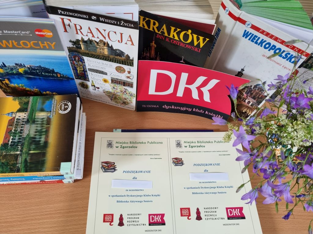 Wystawa książek i podziękowań dla klubowiczów podczas spotkania DKK. Zdjęcie jest odnośnikiem do wpisu 