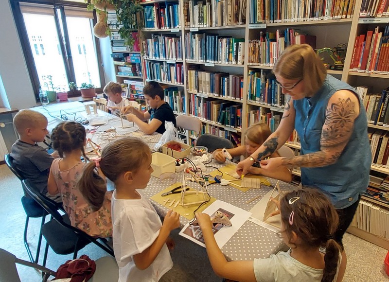 Majsterkowanie w bibliotece, dzieci wykonują domki