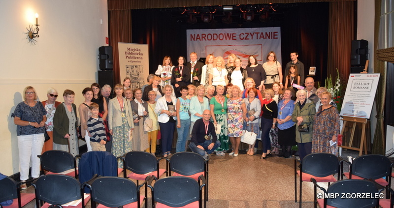 Zdjęcie grupowe uczestników Narodowego Czytania 2022.