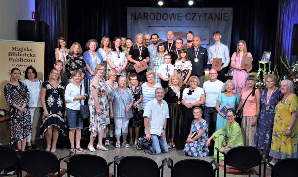 Zdjęcie grupowe uczestników Narodowego Czytania w Zgorzelcu 2023.