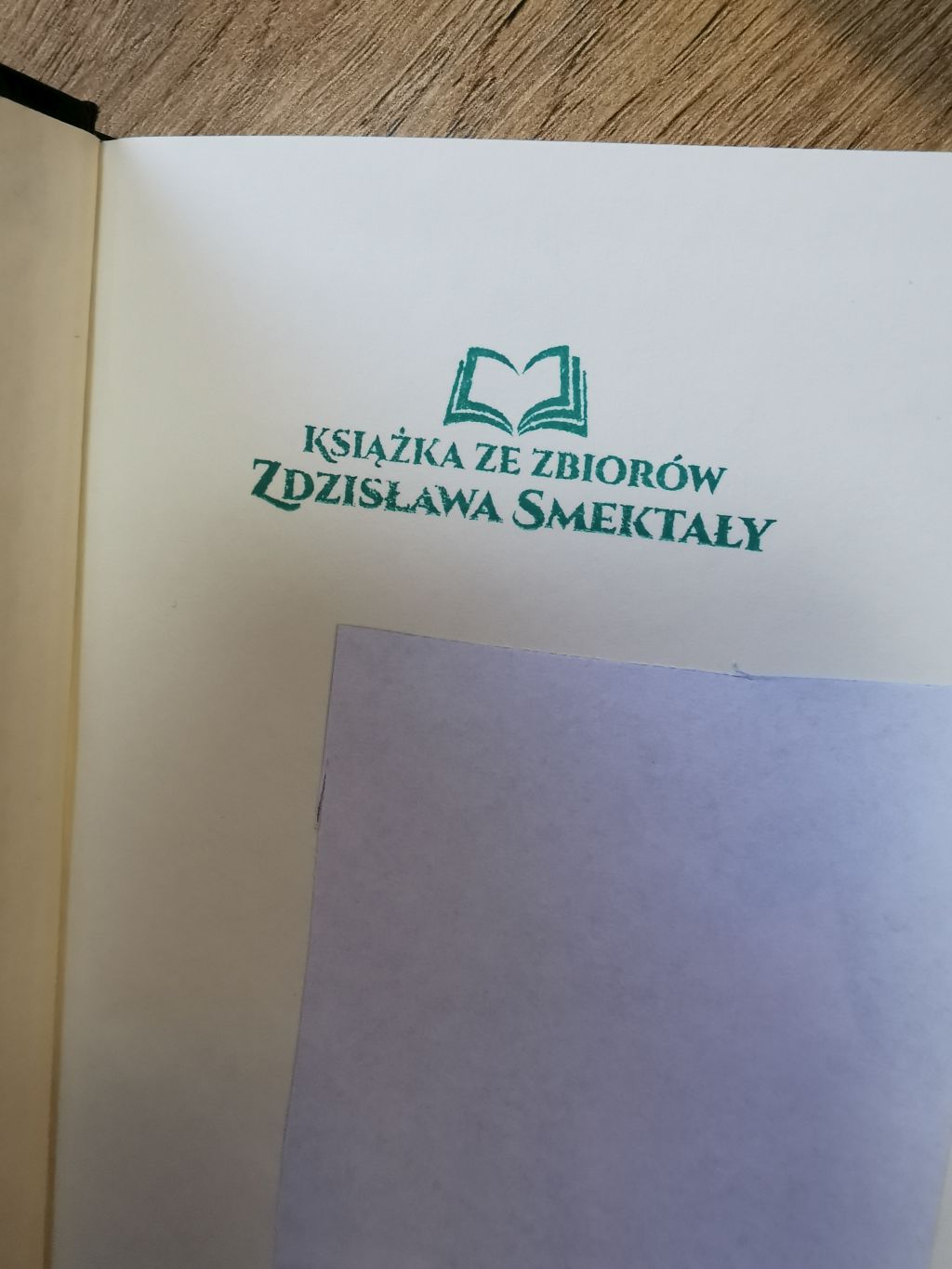 Książka z księgozbioru Zdzisława Smektały z okazjonalną pieczęcią „Książka ze zbiorów Zdzisława Smektały”.
