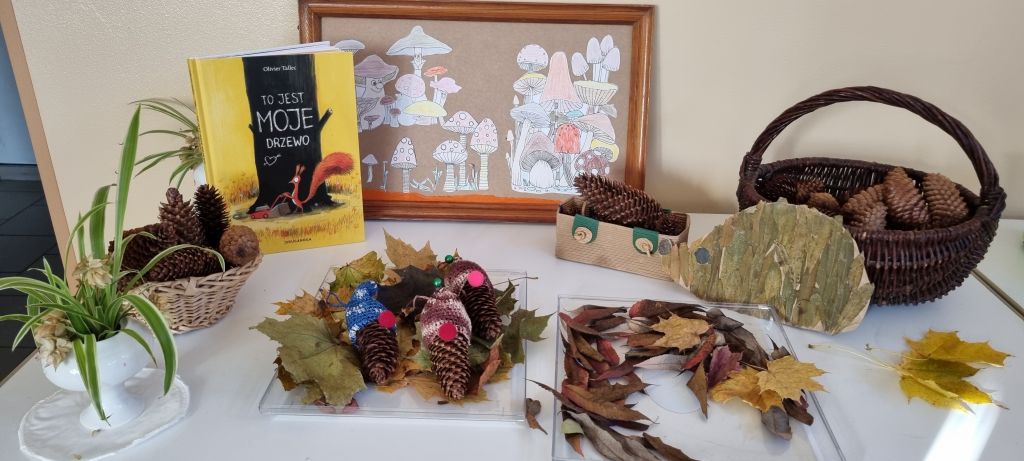 Wystawa książek podczas spotkania dla dzieci w bibliotece.