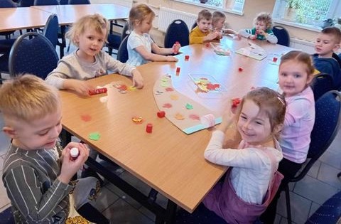 Dzieci z Przedszkola nr 8 w Zgorzelcu podczas zajęć plastycznych w bibliotece.