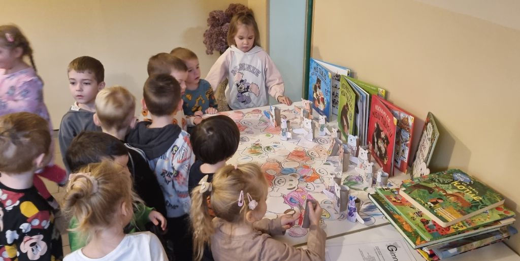 Przedszkolaki oglądają wystawę swoich prac Misie. Zdjęcie jest odnośnikiem do wpisu 