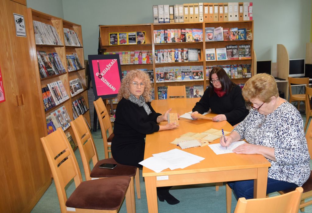 Przekazanie daru dla Biblioteki.