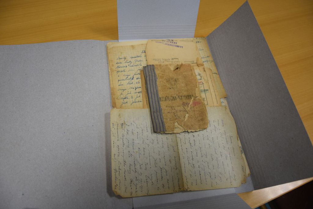 Dokumenty rodziny Rudnickich. Zdjęcie jest odnośnikiem do wpisu "Dar dla Biblioteki".