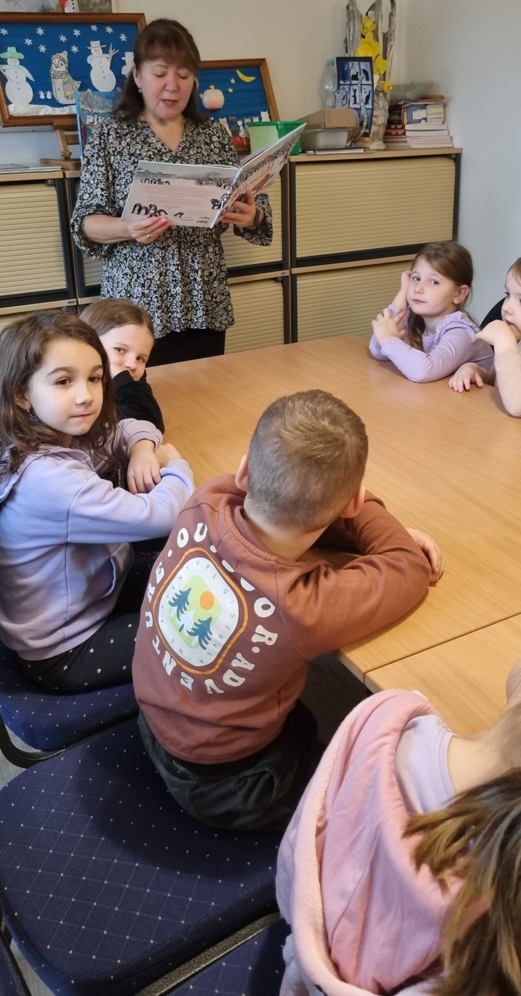 Spotkanie z przedszkolakami, bibliotekarka czyta opowiadanie pt. "Taki kot".