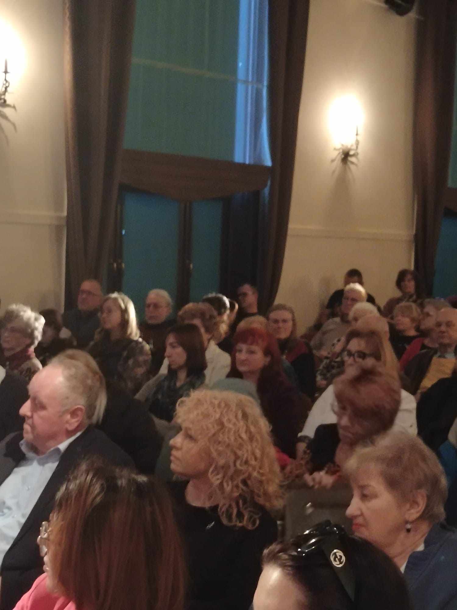 W sali widowiskowej Miejskiego Domu Kultury w Zgorzelcu jest duża publiczność podczas koncertu "Niezłomni"