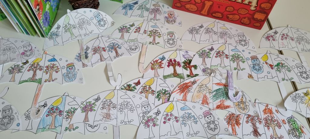 Wystawa prac wykonanych przez dzieci - parasolki "Cztery pory roku".