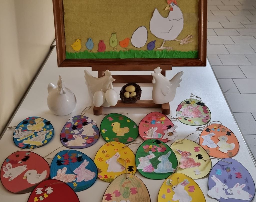Wystawa świateczna prac przedszkolaków podczas lekcji bibliotecznej "kolorowe jajka".