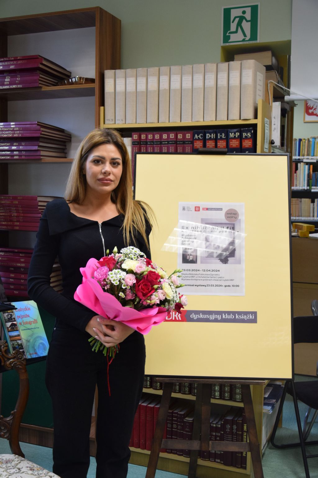 Pani Karolina Szpak. Zdjęcie jest odnośnikiem do wpisu "Wernisaż wystawy fotografii Karoliny Szpak".