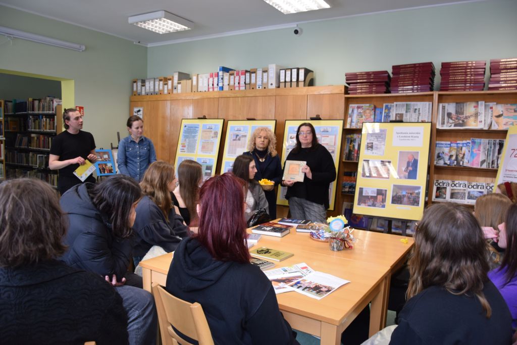 Uczestnicy akcji społeczno-edukacyjnej Żonkile w Czytelni MBP. 19 kwietnia 2024 r.