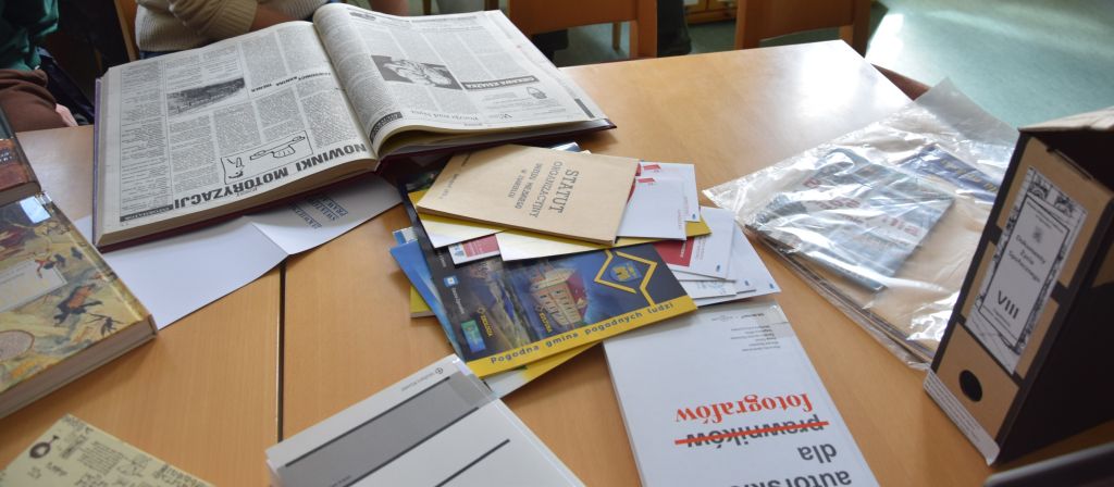 Zbiory Czytelni MBP: książki, dokumenty życia społecznego, czasopisma regionalne.