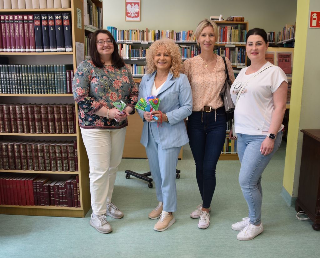 Pracownicy Miejskiej Biblioteki Publicznej w Zgorzelcu i Oddziału Dziennego Psychiatrycznego dla Dzieci i Młodzieży w Zgorzelcu w Czytelni MBP. Zdjęcie jest odnośnikiem do wpisu 