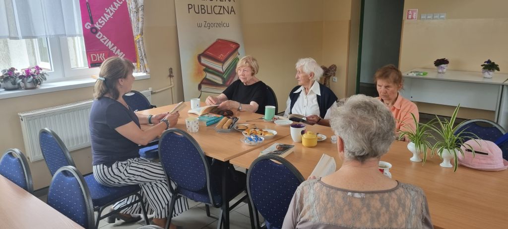 Spotkanie klubowiczek Dyskusyjnego Klubu Książki "Aktywny Senior". Zdjęcie jest odnośnikiem do wpisu "Spotkanie DKK Aktywny Senior".