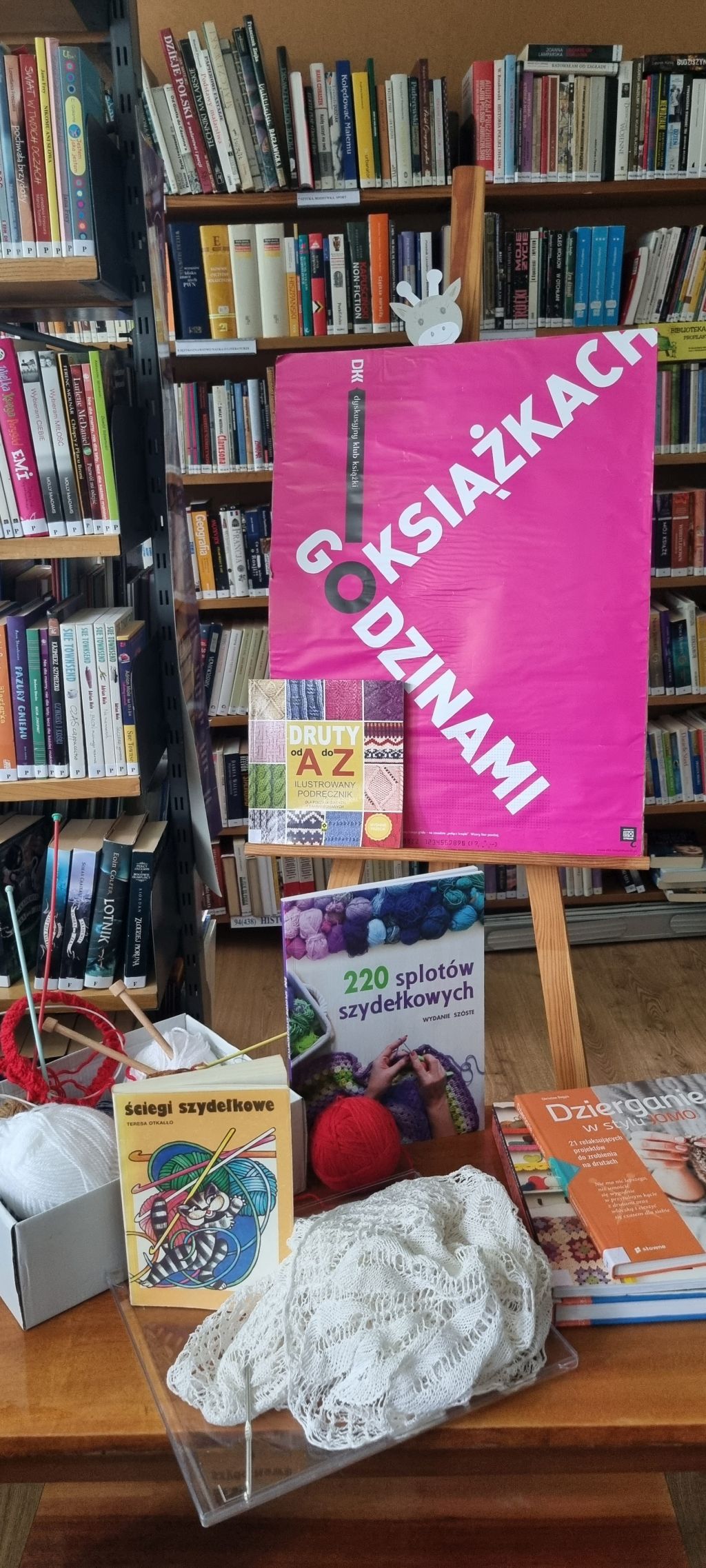 Wystawa książek i prac wykonanych na szydełku podczas spotkania Dyskusyjnego Klubu Książki.