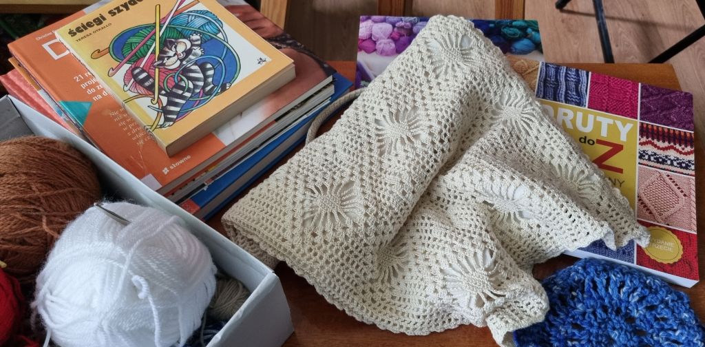 Wystawa książek i prac wykonanych na szydełku podczas spotkania Dyskusyjnego Klubu Książki. Zdjęcie jest odnośnikiem do wpisu 