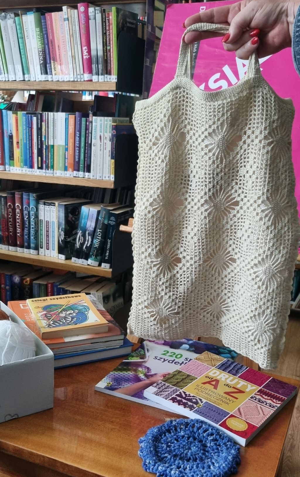 Wystawa książek i prac wykonanych na szydełku podczas spotkania Dyskusyjnego Klubu Książki.