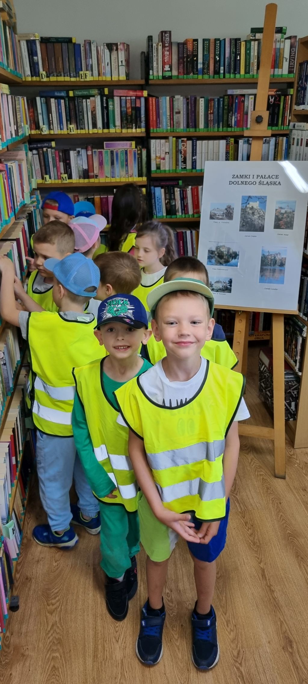 Sześciolatki w bibliotece.
