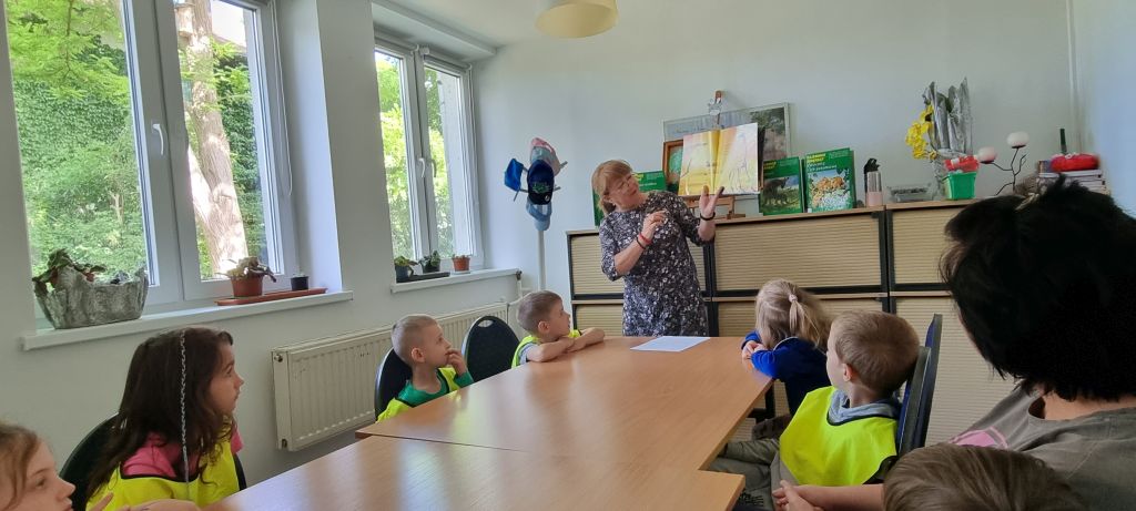Spotkanie w Filii nr 4 MBP dla dzieci z Przedszkola "Mali Odkrywcy". Bibliotekarka czyta bajkę.